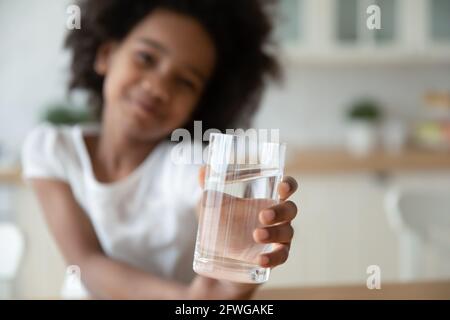 Nahaufnahme des Birazialkindes empfehlen Wassertrinken Stockfoto