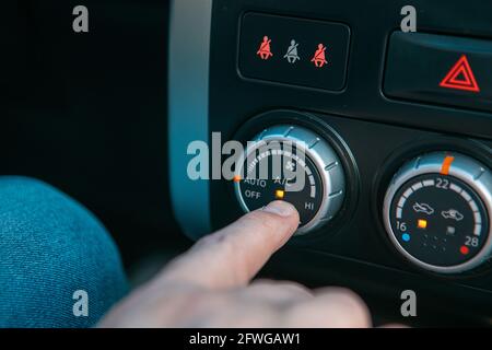 Nahaufnahme des Armaturenbretts der Klimaanlage im Auto Stockfoto