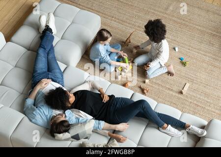 Blick von oben auf die glückliche multirassische Familie Entspannen Sie sich zu Hause Stockfoto