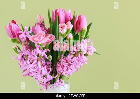 Schöner Strauß von Frühlingsblumen - Hyazinthen, Tulpen und Nelken. Einrichtung im Frühling Stockfoto