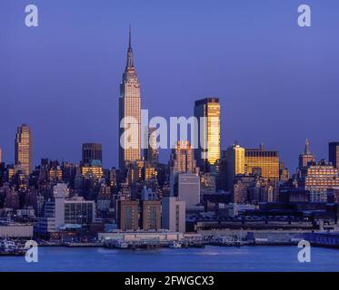 2006 HISTORISCHES EMPIRE STATE BUILDING (©SHREVE LAMB & HARMON 1931) SKYLINE VON MIDTOWN HUDSON RIVER MANHATTAN NEW YORK CITY USA Stockfoto