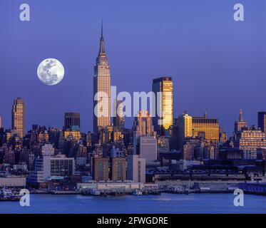 2006 HISTORISCHES EMPIRE STATE BUILDING (©SHREVE LAMB & HARMON 1931) SKYLINE VON MIDTOWN HUDSON RIVER MANHATTAN NEW YORK CITY USA Stockfoto