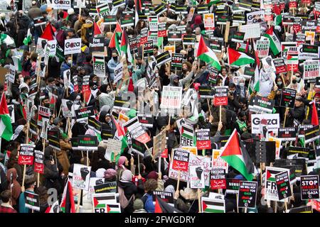 22/05/2021 Palästina-solidaritätsmarsch in Embankment London Protestierende nehmen an einer Demonstration in London Teil, um gegen die jüngste israelische Bombenkampagne zu protestieren, die Plakate zur Unterstützung des palästinensischen Volkes in Gaza und im Westjordanland ausgibt Stockfoto