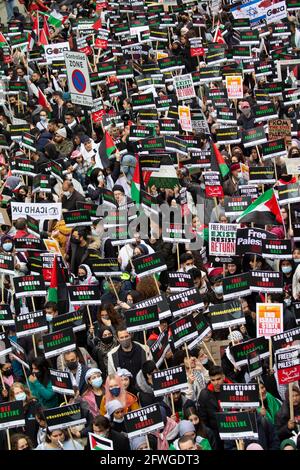 22/05/2021 Palästina-solidaritätsmarsch in Embankment London Protestierende nehmen an einer Demonstration in London Teil, um gegen die jüngste israelische Bombenkampagne zu protestieren, die Plakate zur Unterstützung des palästinensischen Volkes in Gaza und im Westjordanland ausgibt Stockfoto