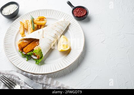 Fischfinger Rollen und Tartar Sauce Set, auf Teller, auf weißem Hintergrund, mit Copyspace und Platz für Text Stockfoto