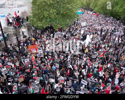 22/05/2021 Palästina-solidaritätsmarsch in Embankment London Protestierende nehmen an einer Demonstration in London Teil, um gegen die jüngste israelische Bombenkampagne zu protestieren, die Plakate zur Unterstützung des palästinensischen Volkes in Gaza und im Westjordanland ausgibt Stockfoto