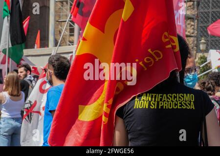 Rom, Italien. Mai 2021. Demonstration in Rom am Samstag, den 22. Mai. Der USB-Anschluss (Basic Union Union). Im Mittelpunkt der Veranstaltung steht erneut die Forderung nach einer Liberalisierung der Patente auf Impfstoffe. Kredit: Unabhängige Fotoagentur/Alamy Live Nachrichten Stockfoto