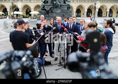 Krakau, Polen. Mai 2021. Pawel Zalewski, Mitglied des parlaments, spricht während einer Pressekonferenz.die aus der Partei ausgeschiedenen Bürgerkoalition-Abgeordneten Ireneusz Ras und Pawel Zalewski hielten eine Pressekonferenz in Ras' Heimatstadt Krakau ab. Die Situation ist ein Beweis für eine Krise in der Civic Coalition und für einen Konflikt zwischen ihren konservativen und liberalen Fraktionen, der zur Schwächung der Opposition gegen die Regierung beiträgt. Kredit: SOPA Images Limited/Alamy Live Nachrichten Stockfoto