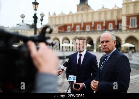 Krakau, Polen. Mai 2021. Die Abgeordneten Pawel Zalewski und Ireneusz Ras, die während einer Pressekonferenz gesehen wurden, hielten eine Pressekonferenz in Ras' Heimatstadt Krakau ab.die Abgeordneten der Bürgerkoalition Ireneusz Ras und Pawel Zalewski, die aus der Partei ausgeschlossen wurden, hielten eine Pressekonferenz ab. Die Situation ist ein Beweis für eine Krise in der Civic Coalition und für einen Konflikt zwischen ihren konservativen und liberalen Fraktionen, der zur Schwächung der Opposition gegen die Regierung beiträgt. Kredit: SOPA Images Limited/Alamy Live Nachrichten Stockfoto