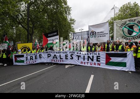 London, Großbritannien. Mai 2021. Tausende Demonstranten versammeln sich im Zentrum von London zu einer Demonstration zur Unterstützung Palästinas. Am Freitag trat ein Waffenstillstand zwischen Israel und Palästina in Kraft, nachdem 11 Tage lang Luftangriffe durchgeführt wurden, bei denen mehr als 250 Menschen starben, als der Konflikt wegen geplanter Räumungen palästinensischer Familien aus ihren Häusern durch jüdische Siedler im Bezirk Sheikh Jarrah in Ostjerusalem und Auseinandersetzungen mit der Sicherheit eskalierte Truppen in der Altstadt während des Ramadan. Quelle: Wiktor Szymanowicz/Alamy Live News Stockfoto