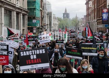 London, Großbritannien. Mai 2021. Tausende Demonstranten marschieren im Zentrum von London während einer Demonstration zur Unterstützung Palästinas. Am Freitag trat ein Waffenstillstand zwischen Israel und Palästina in Kraft, nachdem 11 Tage lang Luftangriffe durchgeführt wurden, bei denen mehr als 250 Menschen starben, als der Konflikt wegen geplanter Räumungen palästinensischer Familien aus ihren Häusern durch jüdische Siedler im Bezirk Sheikh Jarrah in Ostjerusalem und Auseinandersetzungen mit der Sicherheit eskalierte Truppen in der Altstadt während des Ramadan. Quelle: Wiktor Szymanowicz/Alamy Live News Stockfoto