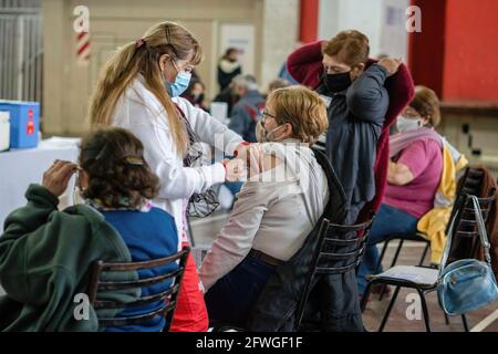 Firmat, Argentinien. Mai 2021. Ein Mann erhält während eines Impftages in einem der Basketballplätze des Firmat Football Clubs einen Schuss Sputnik V COVID-19-Impfstoff. Argentinien führt die Impfkampagne COVID-19 fort, die darauf abzielt, alle Menschen über 60 oder einen Teil der Risikogruppen zu impfen. Kredit: SOPA Images Limited/Alamy Live Nachrichten Stockfoto