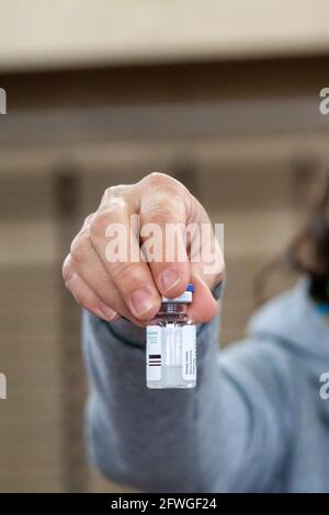 Firmat, Argentinien. Mai 2021. Eine Krankenschwester hält eine gefrorene Ampulle mit dem Impfstoff Sputnik V COVID-19. Argentinien führt die Impfkampagne COVID-19 fort, die darauf abzielt, alle Menschen über 60 oder einen Teil der Risikogruppen zu impfen. Kredit: SOPA Images Limited/Alamy Live Nachrichten Stockfoto