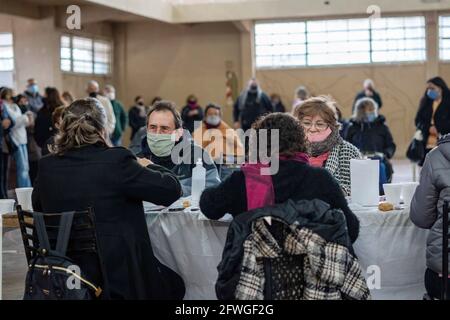 Firmat, Argentinien. Mai 2021. Während eines Impftages in einem der Basketballplätze des Firmat Football Clubs warten die Menschen darauf, dass sie sich mit dem Impfstoff Sputnik V COVID-19 impfen lassen. Argentinien führt die Impfkampagne COVID-19 fort, die darauf abzielt, alle Menschen über 60 oder einen Teil der Risikogruppen zu impfen. Kredit: SOPA Images Limited/Alamy Live Nachrichten Stockfoto