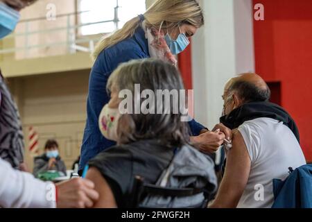 Firmat, Argentinien. 22. Mai 2021. Während eines Impftages in einem der Basketballplätze des Firmat Football Club erhalten die Menschen Schüsse auf den Impfstoff Sputnik V COVID-19. Argentinien führt die Impfkampagne COVID-19 fort, die darauf abzielt, alle Menschen über 60 oder einen Teil der Risikogruppen zu impfen. Kredit: SOPA Images Limited/Alamy Live Nachrichten Stockfoto