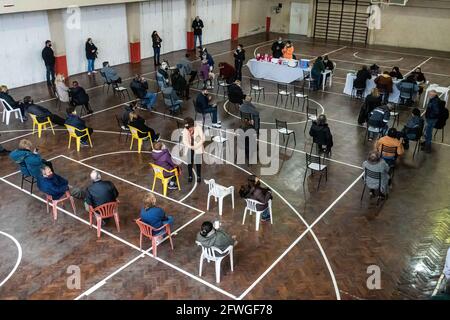 Firmat, Argentinien. Mai 2021. Während eines Impftages in einem der Basketballplätze des Firmat Football Clubs warten die Menschen darauf, dass sie sich mit dem Impfstoff Sputnik V COVID-19 impfen lassen. Argentinien führt die Impfkampagne COVID-19 fort, die darauf abzielt, alle Menschen über 60 oder einen Teil der Risikogruppen zu impfen. (Foto von Patricio Murphy/SOPA Images/Sipa USA) Quelle: SIPA USA/Alamy Live News Stockfoto