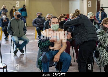 Firmat, Argentinien. Mai 2021. Mit seiner Impfkarte erhält ein Mann einen Schuss Sputnik V COVID-19-Impfstoff während eines Impftages auf einem der Basketballplätze des Firmat Football Clubs. Argentinien führt die Impfkampagne COVID-19 fort, die darauf abzielt, alle Menschen über 60 oder einen Teil der Risikogruppen zu impfen. (Foto von Patricio Murphy/SOPA Images/Sipa USA) Quelle: SIPA USA/Alamy Live News Stockfoto