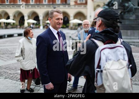 Krakau, Polen. Mai 2021. Ireneusz Ras, Abgeordneter des parlaments nach einer Pressekonferenz die aus der Partei ausgeschiedenen Abgeordneten der Bürgerkoalition, Ireneusz Ras und Pawel Zalewski, hielten eine Pressekonferenz in Ras' Heimatstadt Krakau ab. Die Situation ist ein Beweis für eine Krise in der Civic Coalition und für einen Konflikt zwischen ihren konservativen und liberalen Fraktionen, der zur Schwächung der Opposition gegen die Regierung beiträgt. (Foto von Filip Radwanski/SOPA Images/Sipa USA) Quelle: SIPA USA/Alamy Live News Stockfoto