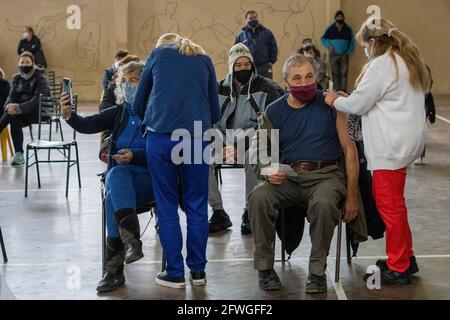 Firmat, Argentinien. Mai 2021. Ein Mann erhält während eines Impftages in einem der Basketballplätze des Firmat Football Clubs einen Schuss Sputnik V COVID-19-Impfstoff. Argentinien führt die Impfkampagne COVID-19 fort, die darauf abzielt, alle Menschen über 60 oder einen Teil der Risikogruppen zu impfen. (Foto von Patricio Murphy/SOPA Images/Sipa USA) Quelle: SIPA USA/Alamy Live News Stockfoto