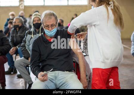 Firmat, Argentinien. Mai 2021. Ein Mann erhält während eines Impftages in einem der Basketballplätze des Firmat Football Clubs einen Schuss Sputnik V COVID-19-Impfstoff. Argentinien führt die Impfkampagne COVID-19 fort, die darauf abzielt, alle Menschen über 60 oder einen Teil der Risikogruppen zu impfen. (Foto von Patricio Murphy/SOPA Images/Sipa USA) Quelle: SIPA USA/Alamy Live News Stockfoto