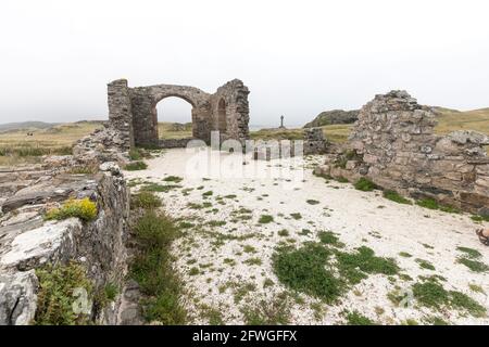 Ruine der St. Dwynwen's Kirche aus dem 16. Jahrhundert, Llanddwyn Island, Anglesey, Wales, Großbritannien Stockfoto
