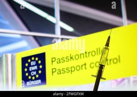 Polen. Mai 2021. In dieser Abbildung ist eine medizinische Spritze vor einem Flughafenpunkt der Passkontrolle mit der EU-Flagge zu sehen. Kredit: SOPA Images Limited/Alamy Live Nachrichten Stockfoto