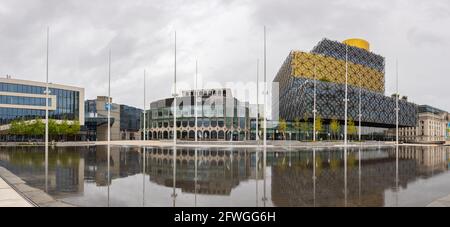 Birmingham, West Midlands, Großbritannien - 20. Mai 2021: Panorama der Symphony Hall, ICC, Repertory Theatre und Bibliotheksgebäude auf dem Centenary Square. Stockfoto