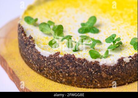 Veganer Nusskuchen. Kalk- und Schokoladen-Cashew-Tarte Stockfoto