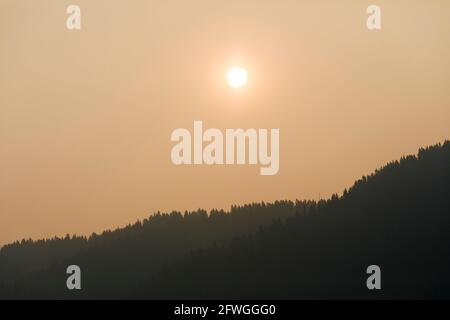 Sonnenaufgang über dem Wald im Hungry Horse Reservoir, Flathead National Forest, Montana, USA Stockfoto