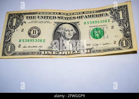 Nahaufnahme eines 1-Dollar-Isolats auf weißem Hintergrund, Nahaufnahme eines US-Dollars, Porträt des verstorbenen US-Präsidenten des verstorbenen George Washington Stockfoto