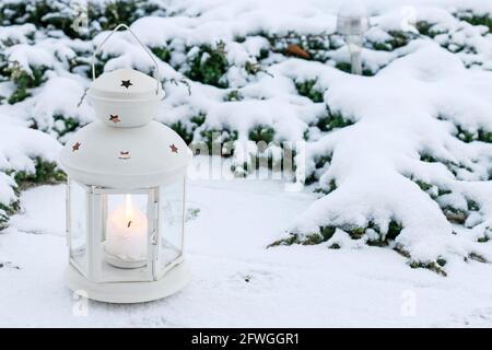 Weihnachtsdekoration im Winter verschneiten Garten Stockfoto