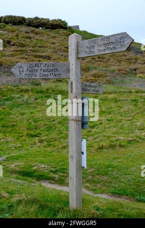 South West Coast Path Wegweiser Polurrian Beach in der Nähe von Mullion, Lizard Point Cornwall England Stockfoto