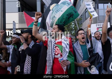 Columbus, Usa. Mai 2021. Während der Demonstration chörten sich pro-palästinensische Demonstranten an der Ohio State University mit Parolen.die Demonstranten trafen sich im Goodale Park, um sich zu versammeln und gegen die israelische Besatzung in Palästina zu marschieren. Die Demonstranten marschierten stundenlang vom Goodale Park auf und ab in der North High St. und verstopften einige der Hauptstraßen bis zu ihrem Rückweg zum Goodale Park für eine Kerzenlichtmahnwache für diejenigen, die während der Besetzung Israels gestorben sind. (Foto von Stephen Zenner/SOPA Images/Sipa USA) Quelle: SIPA USA/Alamy Live News Stockfoto