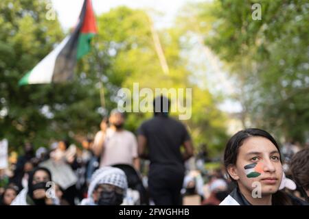 Columbus, Usa. Mai 2021. Eine Protesterin mit der palästinensischen Fahne im Gesicht hört sich während der Demonstration Reden an.die Demonstranten trafen sich im Goodale Park, um sich zu versammeln und gegen die israelische Besatzung in Palästina zu marschieren. Die Demonstranten marschierten stundenlang vom Goodale Park auf und ab in der North High St. und verstopften einige der Hauptstraßen bis zu ihrem Rückweg zum Goodale Park für eine Kerzenlichtmahnwache für diejenigen, die während der Besetzung Israels gestorben sind. (Foto von Stephen Zenner/SOPA Images/Sipa USA) Quelle: SIPA USA/Alamy Live News Stockfoto