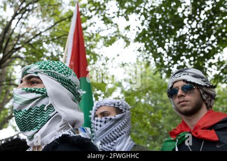 Columbus, Usa. Mai 2021. Demonstranten trugen Schals und hielten während der Demonstration eine palästinensische Flagge.die Demonstranten trafen sich im Goodale Park, um sich zu versammeln und gegen die israelische Besatzung in Palästina zu marschieren. Die Demonstranten marschierten stundenlang vom Goodale Park auf und ab in der North High St. und verstopften einige der Hauptstraßen bis zu ihrem Rückweg zum Goodale Park für eine Kerzenlichtmahnwache für diejenigen, die während der Besetzung Israels gestorben sind. (Foto von Stephen Zenner/SOPA Images/Sipa USA) Quelle: SIPA USA/Alamy Live News Stockfoto