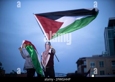 Columbus, Usa. Mai 2021. Während der Demonstration winkt ein Protestler eine palästinensische Flagge auf der High Street.die Demonstranten trafen sich im Goodale Park, um sich zu versammeln und gegen die israelische Besatzung in Palästina zu marschieren. Die Demonstranten marschierten stundenlang vom Goodale Park auf und ab in der North High St. und verstopften einige der Hauptstraßen bis zu ihrem Rückweg zum Goodale Park für eine Kerzenlichtmahnwache für diejenigen, die während der Besetzung Israels gestorben sind. (Foto von Stephen Zenner/SOPA Images/Sipa USA) Quelle: SIPA USA/Alamy Live News Stockfoto