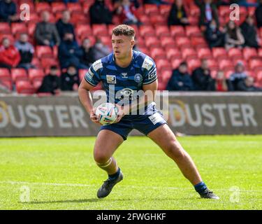 Eccles, Großbritannien. Mai 2021. Ollie Partington (14) von Wigan Warriors läuft mit dem Ball in Eccles, Vereinigtes Königreich am 5/22/2021. (Foto von Simon Whitehead/News Images/Sipa USA) Quelle: SIPA USA/Alamy Live News Stockfoto