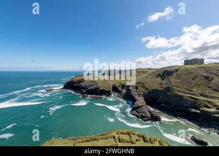 Blick über Tintagel Castle Richtung Barras Nose, Cornwall. Stockfoto