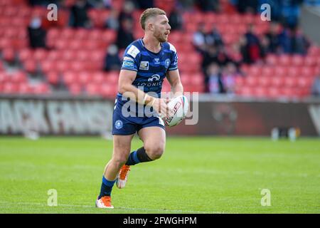 Eccles, Großbritannien. Mai 2021. Jackson Hastings (31) von Wigan Warriors mit dem Ball in Eccles, Vereinigtes Königreich am 5/22/2021. (Foto von Simon Whitehead/News Images/Sipa USA) Quelle: SIPA USA/Alamy Live News Stockfoto