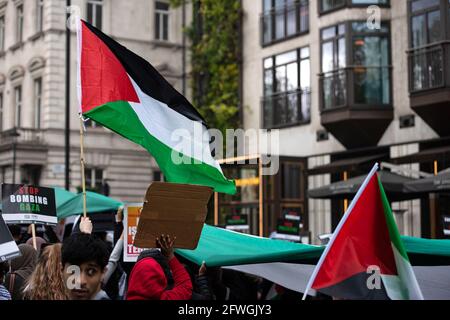 London, England, Großbritannien - 22. Mai 2021: Nationale Demonstration für Palästina zur Unterstützung palästinensischer Bürger in Israel, die gewalttätigen bewaffneten Mobs ausgesetzt sind und versuchen, sie aus ihren Häusern zu vertreiben. Quelle: Loredana Sangiuliano/Alamy Live News Stockfoto