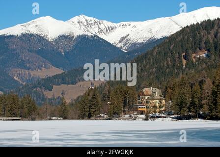 Toblacher See im Winter mit historischem Hotel Baur, Pustertal, Trentino-Südtirol, Italien Stockfoto