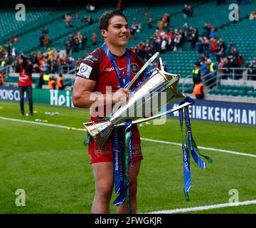 London, Großbritannien. Mai 2021. TWICKENHAM ENGLAND - 22. MAI: Antoine Dupont von Toulouse mit Trophäe nach beim Heineken Champions Cup Finalspiel zwischen La Rochelle und Toulouse im Twickenham Stadium am 22. Mai 2021 in London, England Credit: Action Foto Sport/Alamy Live News Stockfoto