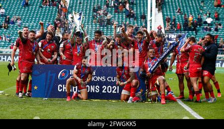 London, Großbritannien. Mai 2021. TWICKENHAM ENGLAND - 22. MAI: Toulouse Team mit Trophäe nach dem Heineken Champions Cup Finalspiel zwischen La Rochelle und Toulouse im Twickenham Stadium am 22. Mai 2021 in London, England Credit: Action Foto Sport/Alamy Live News Stockfoto