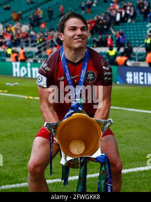 London, Großbritannien. Mai 2021. TWICKENHAM ENGLAND - 22. MAI: Antoine Dupont von Toulouse mit Trophäe nach beim Heineken Champions Cup Finalspiel zwischen La Rochelle und Toulouse im Twickenham Stadium am 22. Mai 2021 in London, England Credit: Action Foto Sport/Alamy Live News Stockfoto