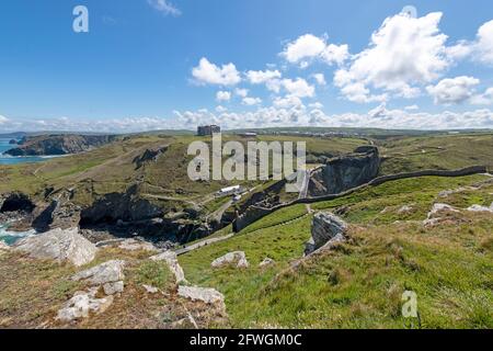 Blick über das zerstörte Tintagel Castle, Cornwall, England. Stockfoto