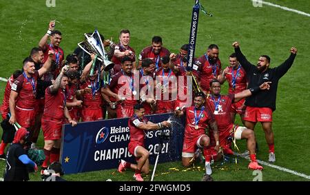 Twickenham, Großbritannien. Mai 2021. Das Team von Toulouse feiert mit der Trophäe. Heineken Champions Cup-Finale 2021. La Rochelle Vs Toulouse. Twickenham Stadium. Twickenham. London. VEREINIGTES KÖNIGREICH. Kredit Garry Bowden/Sport in Pictures/Alamy live News Kredit: Sport in Pictures/Alamy Live News Stockfoto