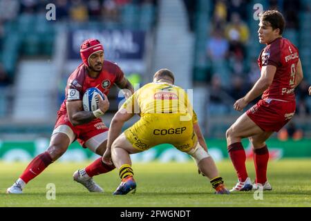 Twickenham, London, Großbritannien. Mai 2021. European Rugby Champions Cup Final, La Rochelle gegen Toulouse; die Stadt von Toulouse wird von Pierre Bourgarit von La Rochelle angegangen Credit: Action Plus Sports/Alamy Live News Stockfoto