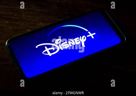 In dieser Abbildung wird das Disney + (Plus)-Logo auf einem Smartphone-Bildschirm angezeigt. Ist ein Online-Abonnement für Video-Streaming, das von Direct-to-Consumer & International, einer Tochtergesellschaft der Walt Disney Company, betrieben wird. Stockfoto