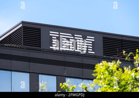 Logo auf dem französischen Hauptsitz von IBM, einem amerikanischen multinationalen Unternehmen, das in den Bereichen Computerhardware, Software, Hosting und Consulting tätig ist Stockfoto