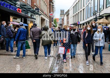 Münster, NRW, Deutschland. Mai 2021. In der Altstadt von Münster versammeln sich trotz heftigem Regen Menschenmassen, denn es wird die erste Stadt in Nordrhein-Westfalen, in der es möglich ist, Indoor-Trink- und Gastronomiebereiche (mit negativem Test oder Impfung) und Shopping ohne Test oder Termin (aber die Anzahl ist begrenzt) zu eröffnen. Münster hat derzeit mit 17/100k eine der niedrigsten covid-Inzidenzraten in NRW und hat sich zu einer „Modellregion“ entwickelt, um eine langsame Wiedereröffnung von Hospitality-Locations zu testen. Kredit: Imageplotter/Alamy Live Nachrichten Stockfoto